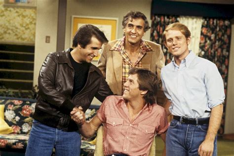 Happy Days: A Timeless Sitcom Overflowing With 1950s Nostalgia and Hilarious Teenage Shenanigans!