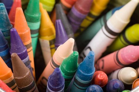 How to Clean Crayon Off Plastic: A Comprehensive Guide and the Curious Case of Artistic Mishaps