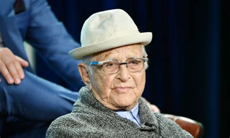  Norman Lear’s ‘One Day at a Time’ Explores Family Dynamics and Social Commentary with Poignant Humor!